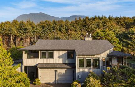 Half Block to Beach w/ Oceanview, Patio + Balcony The Shore Pine by Avantstay - Foto 74