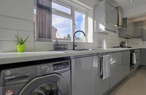 Comfortable 3-Bed Home - Driveway Parking - Foto 4