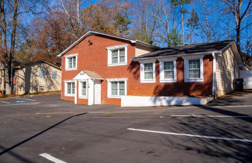 Charming 3 Bedroom Home with Spacious Living and Convenient to Shopping & Interstate - Foto 39