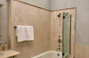 Spectacular Gilded Age 6 Bedroom Gold Coast Mansion with Deck - Foto 43