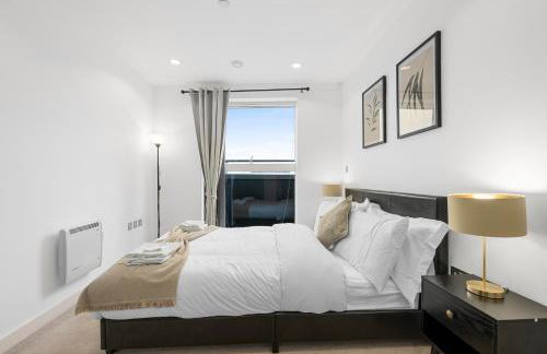 Panoramic City Views Elegant 2BR, 2 Min to Metro - Foto 15