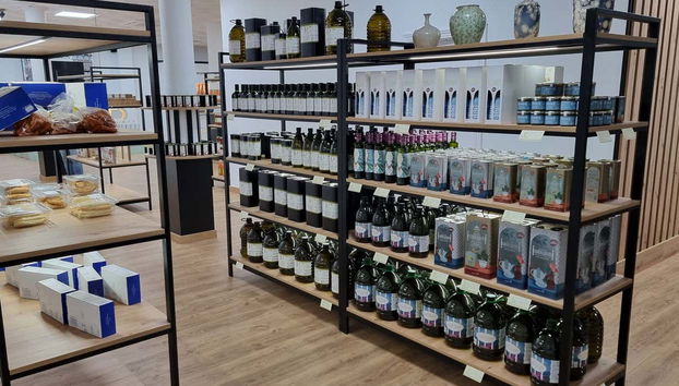Estantes con aceites de oliva en Tierra del Renacimiento