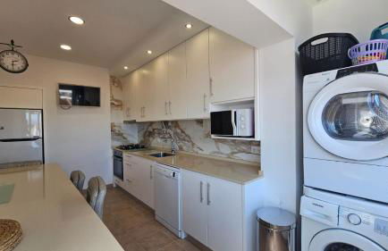 Almada Lisbon em frente dos transportes públicos - Foto 1