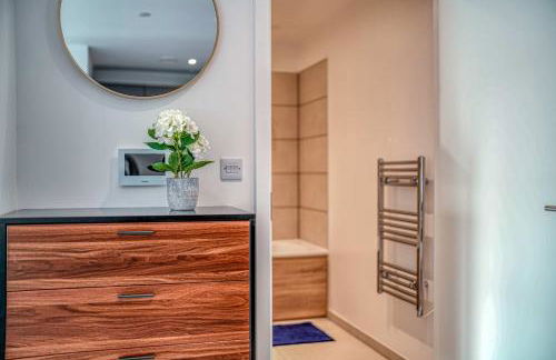 2-BR Flat - City & Town Centre View -1 Minute to Train & Tram Station - Sleeps 5 - Foto 17