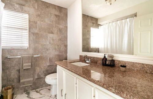 Casa Hosum - 7 mins Downtown Sleeps 9 King Bed Fenced Yard - Foto 12