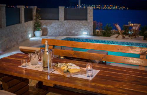 Seafront Villa Noah with heated pool - Foto 34