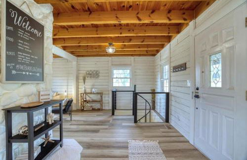 The Black Log Cabin - Hot Tub & Game Room - Foto 45