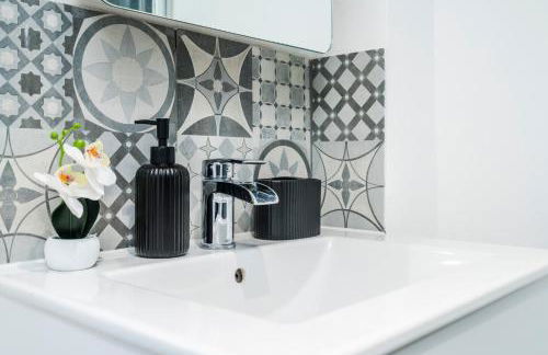 Great Location 2 Bedroom House in Nottingham, Private Garden, Fast Wi-Fi and Free Parking - Photo 53