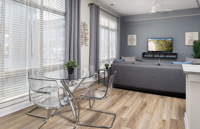 Spacious 2BD With Private Balcony and Free Parking - Foto 24