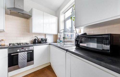 Group Friendly 2 Bed 2 Bath FREE PARKING for 2 Large Vans or up to 4 Cars Zone 2 Sleeps 10 Close to Central London and Zone 2 tube station - Photo 8