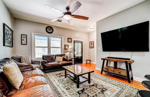 Dog-friendly home with large patio, W/D & central AC - Foto 9