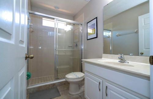 4BR Lakefront - Themed Rooms - Pool & BBQ! - Foto 58