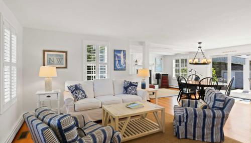 3 Bicycles Provided! Cape Cod Cottage with Deck - Foto 5