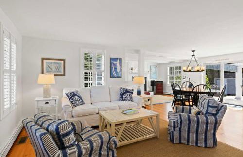 3 Bicycles Provided! Cape Cod Cottage with Deck - Foto 5