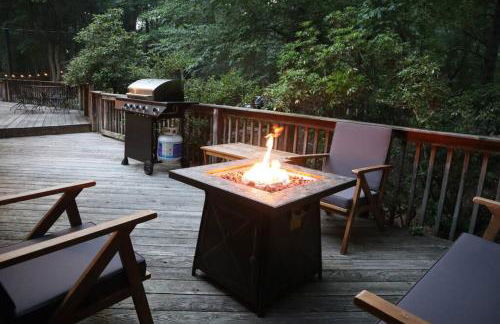 Luxe Lake Harmony Home, Game Room, Firepit, Deck - Foto 12