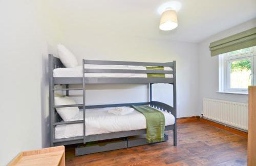 Adgestone Villa - A Luxurious Countryside Escape with Heated Pool, Near Sandown Beach, Dog Friendly in Rural Sandown - Perfect Getaway for Family & Friends - Photo 45