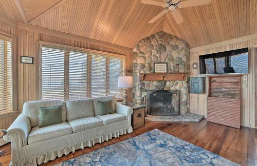 2 Living Areas, Tennis! Waterfront Suttons Bay Gem - Foto 6
