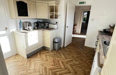 Big Group Bungalow, Sleeps 9, Perfect for Families - Photo 4