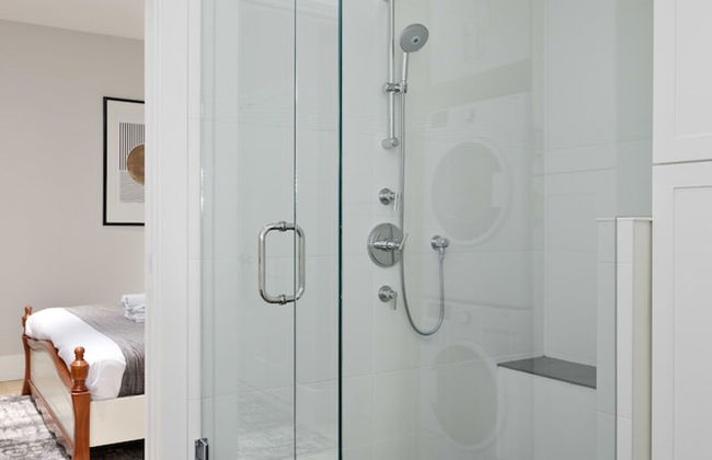 Stunning 3 Bedroom Secondary Suite N Van - Photo 44