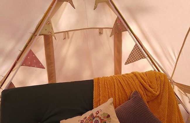 6m Emperor Tent, Near Whitby, With log Burner - Foto 3
