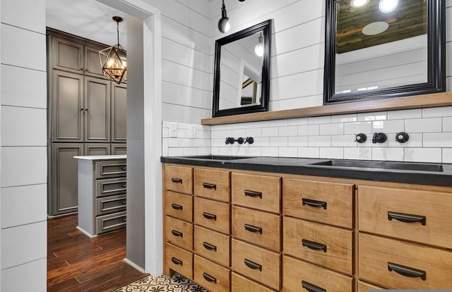 7BR Lakefront Haven Pool Hot Tub Gated 4acres - Foto 17