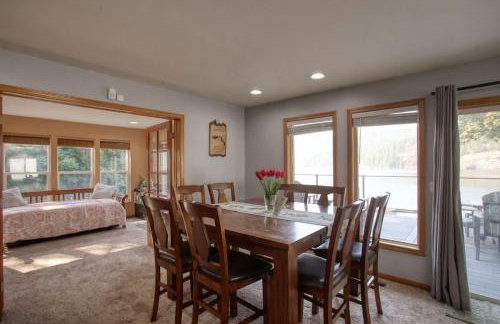 Twin Lakes Waterfront Retreat with Private Dock Fire Pit And Family Friendly Space - Foto 32