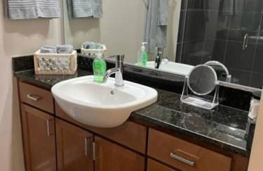 Studio Townhouse in Uptown King Bed-Wi-Fi-Full Kitchen- Washer & Dryer - Foto 9