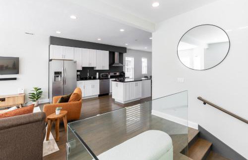 Uptown Bright & Modern Apt - Steps to Lake, Train, Amazing Food & Free Parking - Photo 8