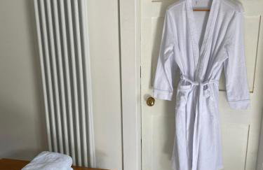 Bryntirion Farmhouse Apartment with Hot Tub - Foto 18