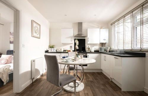 Dreamwood Retreat - Woodland Retreat with Private Hot Tub - Photo 5