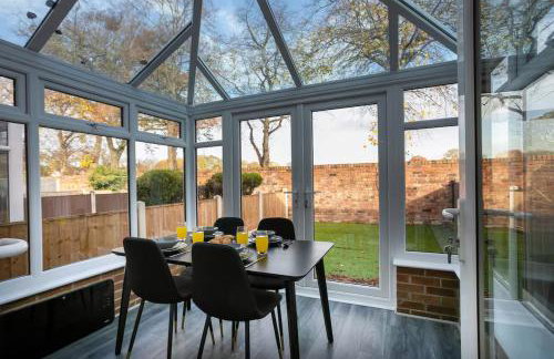 Stylish 2-Bed Home in Nottingham WiFi - Pass the Keys - Photo 13