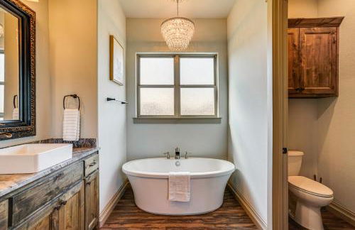 Elegant Sunset Meadow Ranch in Texas with Hot Tub - Photo 26