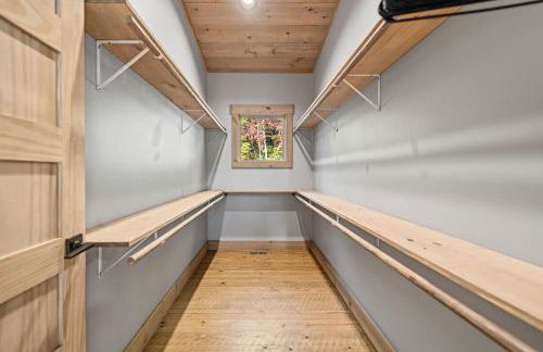 Honeysuckle Chalet - Luxe Mountain Chalet - Hot Tub, Wi-Fi, Pool Table, Party Deck, Fire Pit - 15 mins to Blue Ridge! - Foto 32