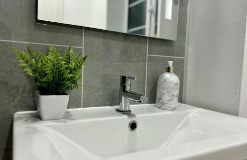 Eskdale Townhouse- Spacious 4BR ,Crawley, Free Wifi, Parking, fully equipped, contractor friendly, temporary relocations welcome, near Gatwick Airport - Foto 55