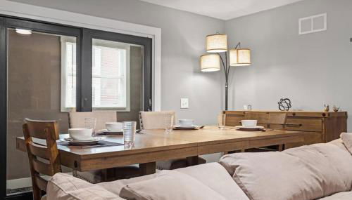 Upscale 2 Story Apartment with 8 beds and Free Parking, walkable to S Highland ave - Foto 3