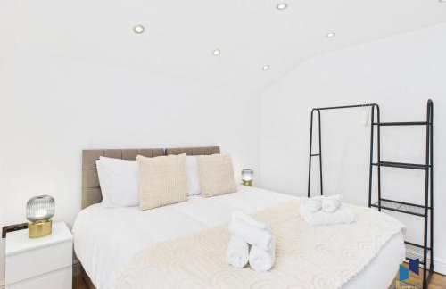 Modern 4BR House, Spacious, Garden, Free Parking - Foto 15