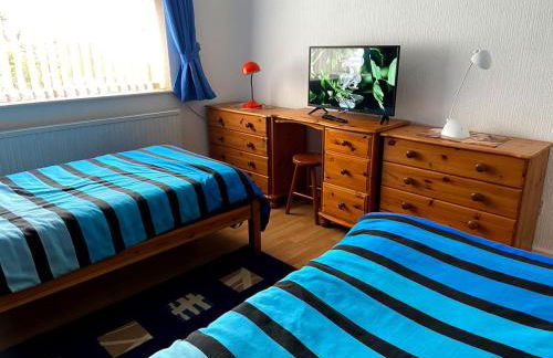 Quiet Secluded two Bedroom Bungalow With Parking - Photo 43