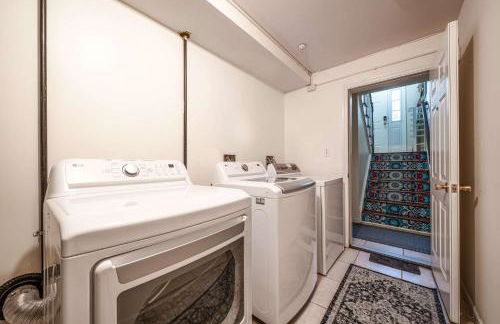 Newark Gem Ruby 3BR, 3BA - Sleeps 14 - Walk to Prudential Center and Newark Penn Station, Near EWR and American Dream Mall, includes Parking - WiFi - Laundry - Backyard - Gym - Foto 23