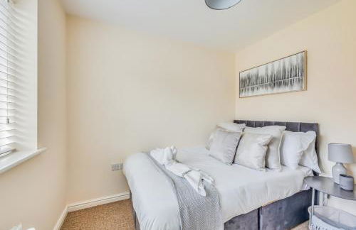 Beautiful Detached House with Driveway Parking, Study Room, Spacious Garden, Smart TVs and Fast Wifi by Yoko Property - Photo 14