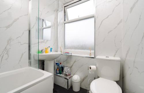 Modern 3-Bedroom Home in-Steps from Crown Point - Foto 29