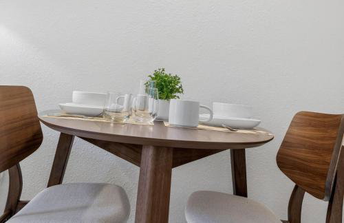 Newport 1 BR w Work Setup by Anyplace - 11747 - Foto 14