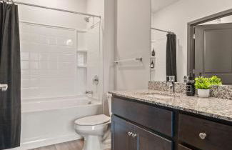 3BR King Bed Balcony North Raleigh - Foto 23