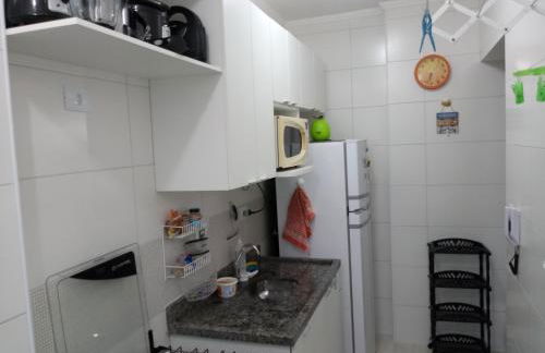 Prédio com piscina na cobertura frente ao mar,apartamento para até 6 pessoas e 3 crianças até 8 anos, churrasqueira na sacada, Wi-Fi grátis, rede de proteção, NÃO oferecemos roupas de cama e banho, 1 vaga de garagem, na Praia Grande-Vila Mirim - Foto 12