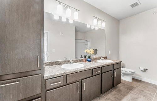 Prime SoCo King Bed 1BR & 2BR Suites w Gym, Pickleball, Laundry - Photo 32