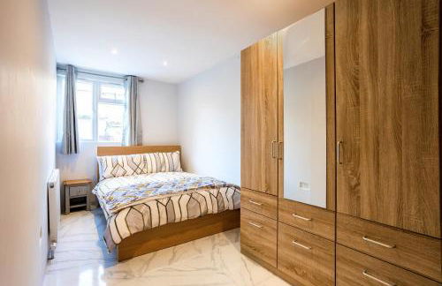 Amazing 3 bedroom, 2 bathroom, ground floor flat with garden, near train Station and bus stop - Foto 28