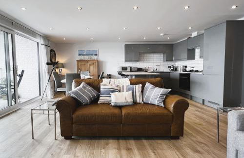 25 Breakwaters - Beach Hut is Included with this Pet Friendly Lux Apartment with Balcony, Stunning Sea Views over to Culver Cliffs & Free Parking - Photo 4