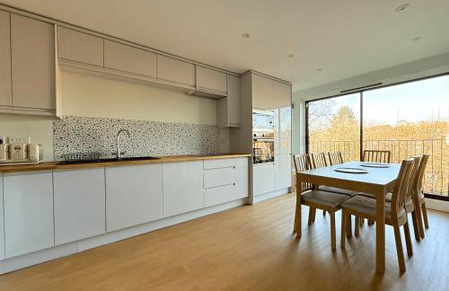 Stunning 4 BR Townhouse for 8 With Free Parking - Foto 13