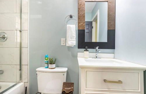 Chic 4BR 3BA Historic Home Near Country Club Plaza - Photo 17