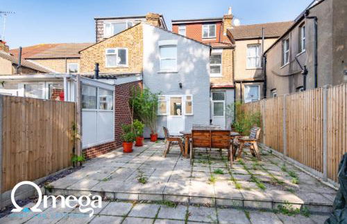 Double Room with a shared Kitchen and bathroom in a 5-Bedroom House at Hanwell - Photo 11