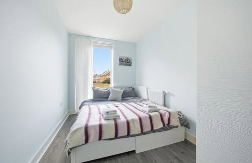 Steps from Train Station - Modern 2-Bedroom with Balcony & Cambridge Amenities, Family Friendly - Foto 26